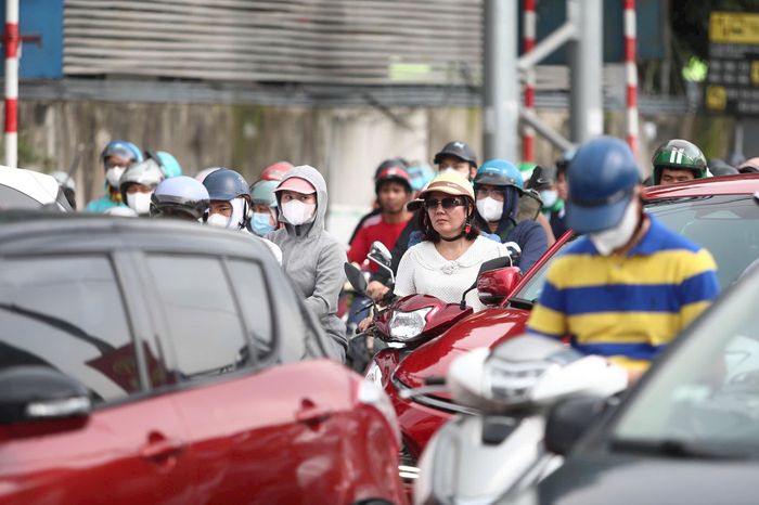 Tại các nút giao trọng điểm như Giải Phóng - Đỗ Mười, Giải Phóng - Ngọc Hồi, lực lượng CSGT Hà Nội ứng trực, phối hợp với công an cấp xã điều tiết giao thông, hướng dẫn các phương tiện di chuyển ổn định, không xảy ra xung đột giao thông. Ảnh: Phạm Công
