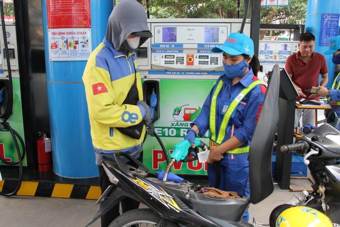 Xăng E10 được người tiêu dùng đón nhận.