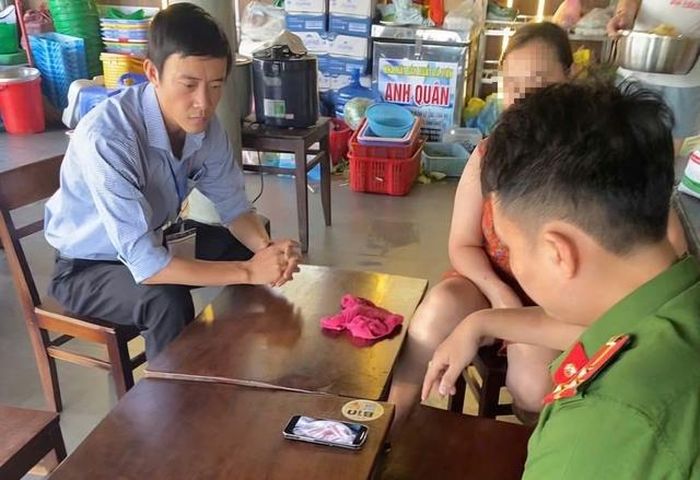 Đoàn kiểm tra làm việc với đại diện quán cơm Bà Chủ.