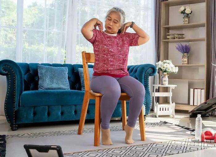 Xoay vai là động tác giúp cải thiện độ linh hoạt của khớp vai, cải thiện sức khỏe khớp.