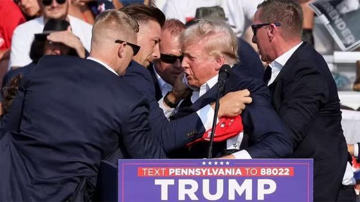 Nhân viên Mật vụ Mỹ bảo vệ ông Trump sau khi tiếng súng vang lên trong cuộc vận động tranh cử tại Butler, bang Pennsylvania, ngày 13/7/2024.