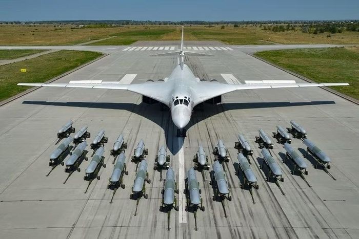 Các nhà quan sát cho biết thêm, sang đến ngày 15/4/2026, hình ảnh vệ tinh cho thấy 2 chiếc Tu-160M đang có mặt và tính đến ngày 16/4/2026, chúng vẫn còn đang ở đó.