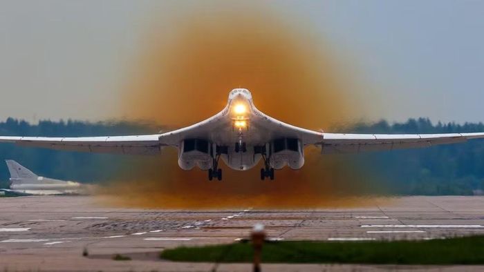 Thông thường trước khi xuất kích, Tu-160 sẽ được trang bị tên lửa hành trình tại căn cứ không quân Engels-2, sau đó máy bay quay trở lại căn cứ không quân Ukrainka hoặc ở lại Engels-2.