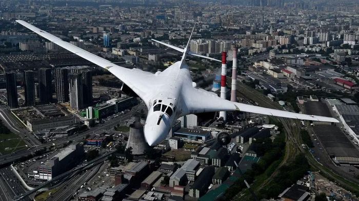 Bên cạnh đó các nhà phân tích của trang AviVector còn lưu ý hiện có 2 chiếc Tu-160 đang được cất giữ, trong đó 1 chiếc nhiều khả năng đã ngừng hoạt động hoàn toàn và không thể phục hồi nữa.