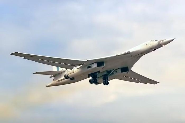 Các nhà phân tích của nhóm quan sát nguồn mở AviVector lưu ý rằng 2/3 số oanh tạc cơ còn lại đang trong quá trình thử nghiệm, đào tạo, bảo trì, hiện đại hóa, hoặc đơn giản vẫn đang trong nhà máy sản xuất.