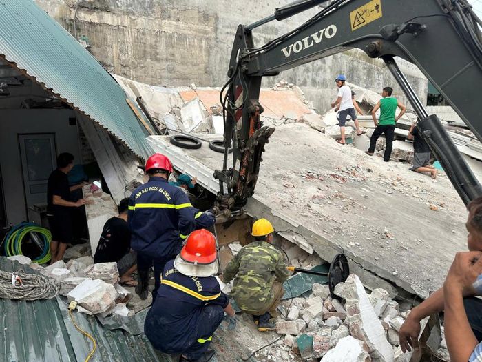 Lực lượng chức năng triển khai công tác cứu nạn, cứu hộ tại hiện trường ngôi nhà 2 tầng bị sập.