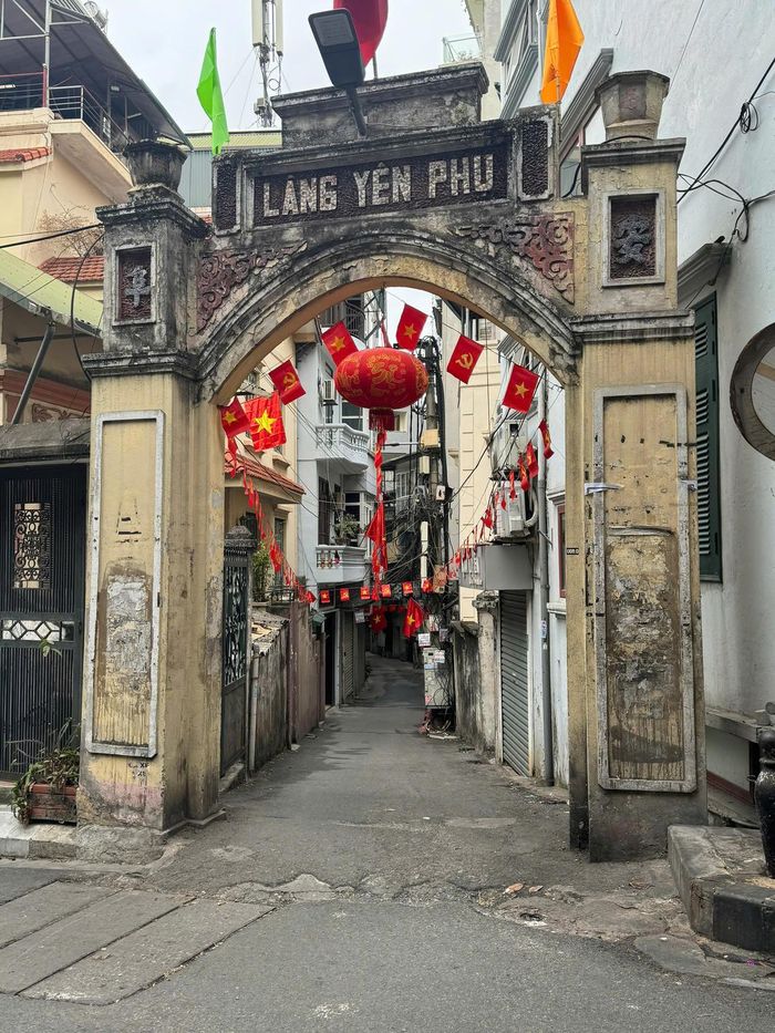 Cổng làng Yên Phụ (Hà Nội). Ảnh: Thư Hoàng.