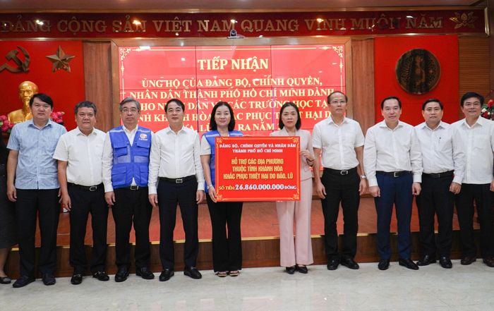 Lãnh đạo Ủy ban MTTQ Việt Nam TP.HCM trao hỗ trợ của Đảng bộ, chính quyền và nhân dân TP.HCM cho tỉnh Khánh Hòa trong đợt mưa lũ hồi tháng 11-2025. Ảnh: XUÂN HOÁT