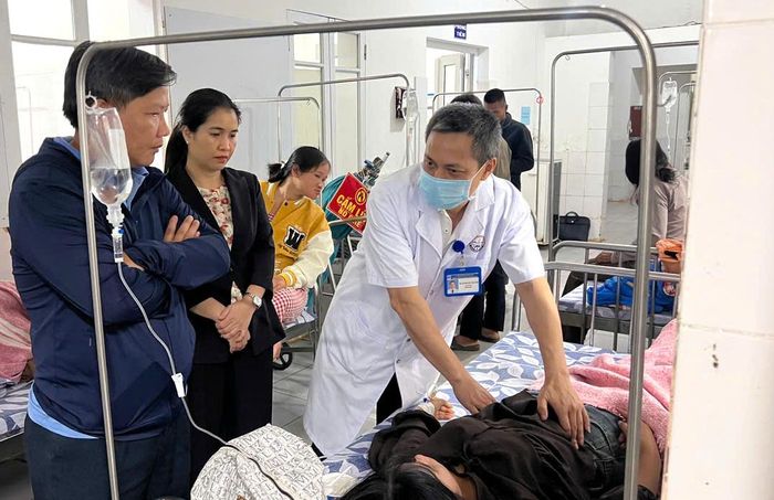  Bác sĩ nhanh chóng hỗ trợ các bệnh nhân. Ảnh: MT 