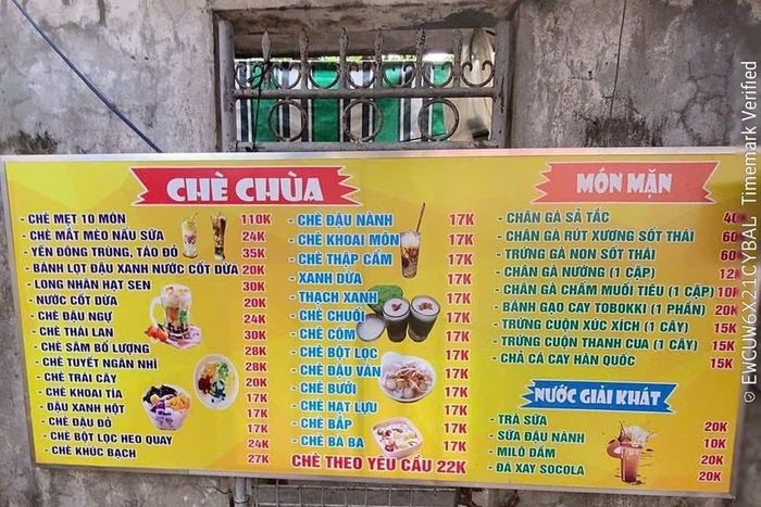  Bảng giá chè niêm yết tại quán. Ảnh: Phường Thuận Hóa.