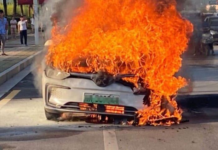  Xe điện bốc cháy có thể tỏa ra nhiệt lượng đến 2.000 độ C. Ảnh: CarnewsChina.