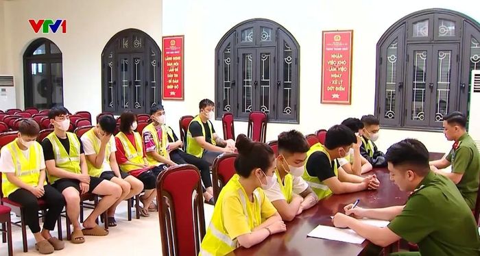  Các đối tượng tại cơ quan công an. 