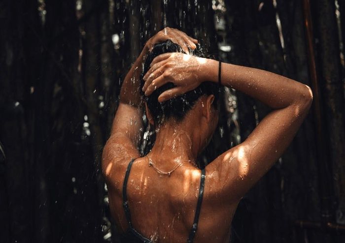 Nhiều người cho rằng tắm đêm có thể gây ra đột quỵ. Ảnh: Freepik.