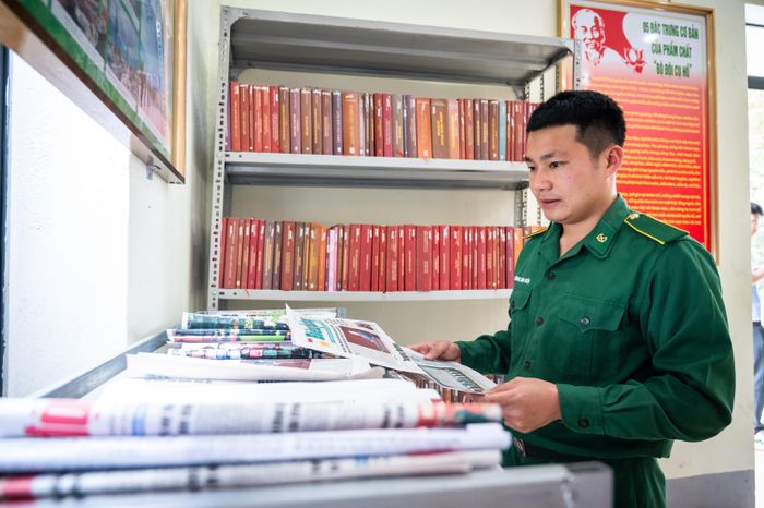  Chiến sĩ trẻ Lường Nam Hiền giới thiệu một tủ sách báo tại Đồn biên phòng Sì Lờ Lầu. Các chiến sĩ thường đọc Báo Biên Phòng, Báo Nhân Dân, các tin tức thời sự. Sách, báo thường xuyên được cập nhật tại tủ sách này. Các cuốn sách không chỉ giúp các chiến sĩ về nghiệp vụ chuyên môn mà còn như một người bạn tinh thần. Ở xa nhà dài ngày, những cuốn sách văn học về tình yêu quê hương đất nước giúp các anh nguôi ngoai nỗi nhớ nhà, tiếp thêm sức mạnh để các anh hoàn thành nhiệm vụ nơi biên cương. 