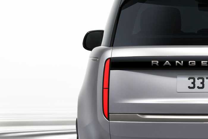  Trong khi đó, Range Rover SV Ultra P615 được trang bị động cơ V8 twin-turbo 4.4L, sản sinh công suất tối đa 615 mã lực và mô-men xoắn cực đại 750 Nm. 