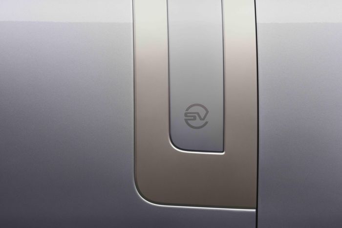  Khách hàng chỉ có thể chọn giữa 9 màu sắc cao cấp SV Premium Paint. Hãng xe đến từ Anh Quốc cũng bổ sung tùy chọn màu sơn bạc Titan Silver Gloss lần đầu tiên xuất hiện. 
