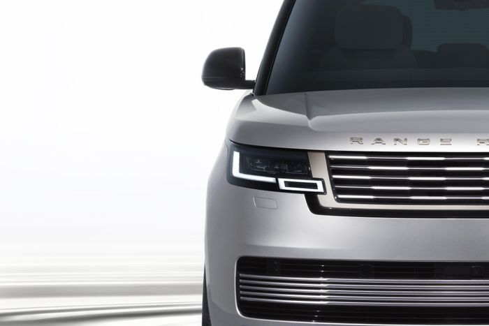  Range Rover SV Ultra được phân phối với 2 phiên bản động cơ PHEV P550e và động cơ V8 P615. Đối với P550e, xe được trang bị động cơ I6 dung tích 3.0L mạnh 400 mã lực, kết hợp cùng động cơ điện cho ra sức mạnh 550 mã lực. 