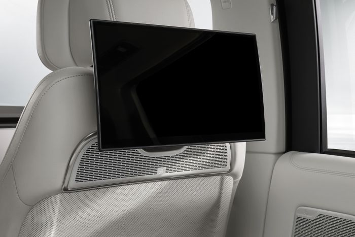  Thay thế cho hệ thống âm thanh Meridian Signature, Range Rover SV Ultra được nâng cấp hệ thống âm thanh tĩnh điện SV Electrostatic lần đầu tiên xuất hiện, vốn được phát triển cùng Warwick Acoustics. 