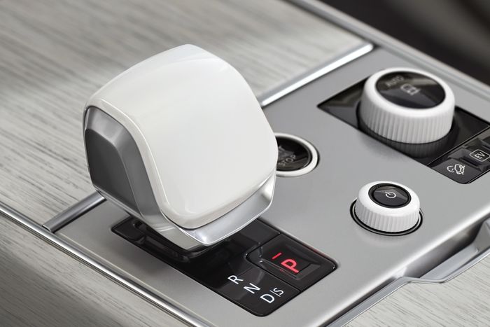  Cần số và các phím xoay điều khiển cũng được làm từ gốm màu trắng, mang đến vẻ đồng nhất trong thiết kế của chiếc Range Rover SV Ultra. 