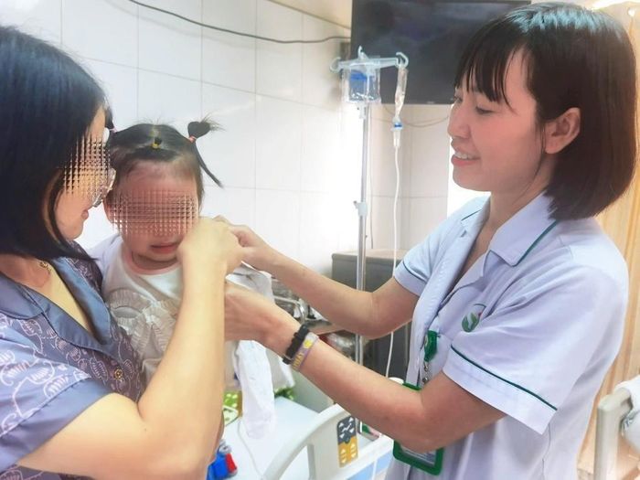  Sau xử lý vết thương, bé được tiêm huyết thanh và vaccine phòng dại theo phác đồ. 