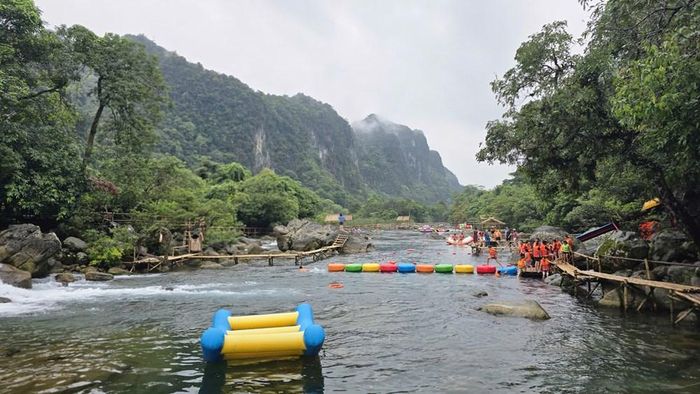 Dịp lễ vừa qua thời tiết tại Quảng Trị nắng nóng, vì vậy rất nhiều du khách lựa chọn đến các điểm vui chơi ở khu vực có sông suối ở Phong Nha - Kẻ Bàng như Suối Moọc, Sông Chày - Hang Tối... để được tắm mát