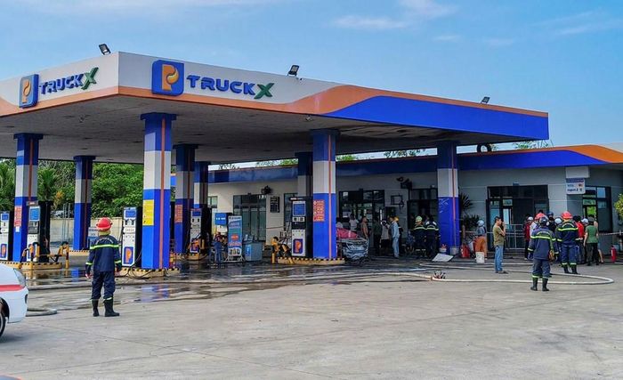 Lực lượng chức năng khám nghiệm hiện trường vụ cháy