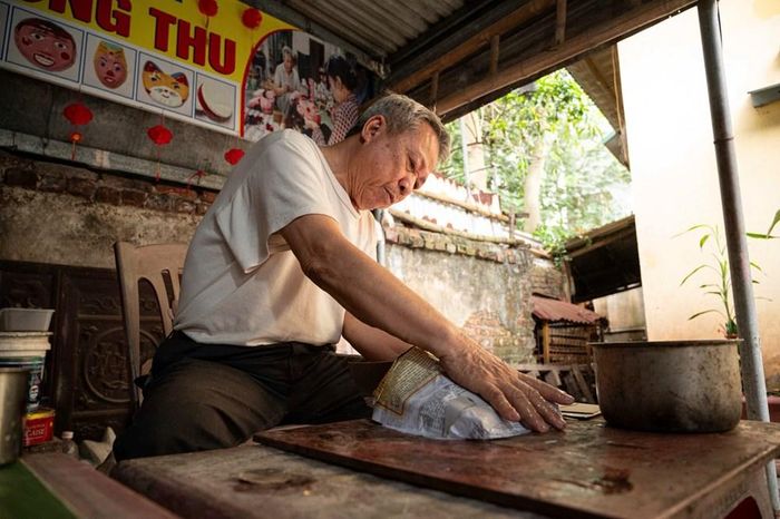 Không cần đến keo hóa học, sự kết dính của chiếc mặt nạ hoàn toàn dựa vào lớp hồ bột sắn mộc mạc. Chính chất liệu giản dị ấy, qua bàn tay người thợ, lại tạo nên độ kết dính chắc chắn và độ bền đáng kinh ngạc, đồng thời giữ được sự an toàn, thân thiện, đúng với tinh thần của một sản phẩm thủ công truyền thống