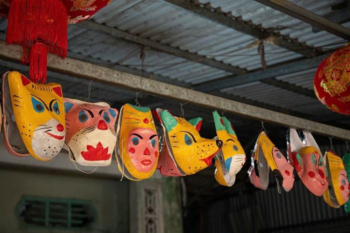 Hành trình để những xấp giấy vụn hóa thân thành các “diện mạo dân gian” là cả một quy trình thủ công đòi hỏi sự tỉ mỉ và bền bỉ. Từ khâu bồi giấy qua nhiều lớp, ép khuôn, phơi khô đến vẽ màu, mỗi công đoạn đều cần thời gian, kinh nghiệm và đôi bàn tay khéo léo của người nghệ nhân