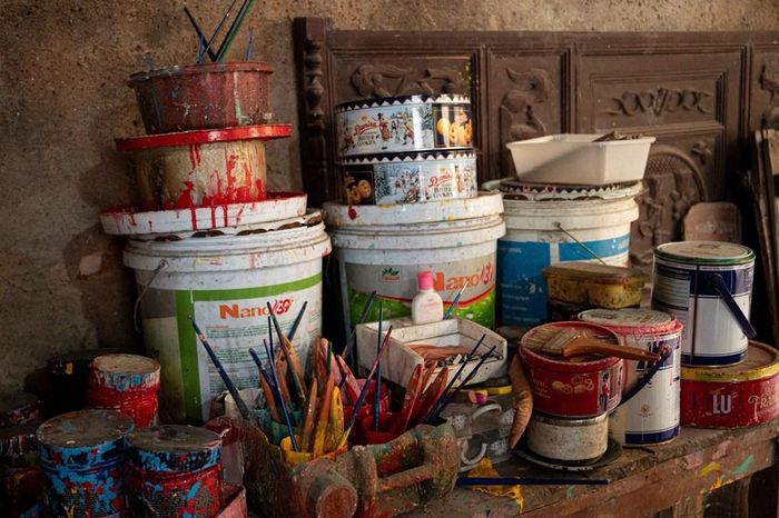 Những hộp sơn, cọ vẽ cũ kĩ loang lổ màu thời gian – “người bạn” đồng hành cùng người nghệ nhân già qua bao mùa trăng rằm