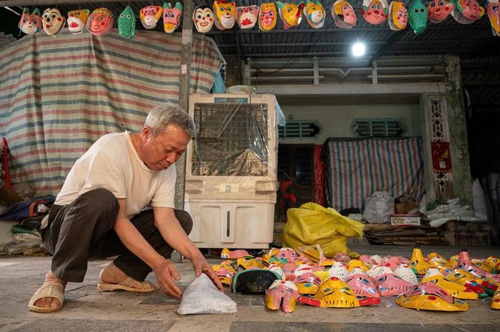 Những chiếc mặt nạ sau khi bồi xong cần được phơi khô tự nhiên trong một ngày để đạt được độ cứng hoàn hảo nhất trước khi sơn màu
