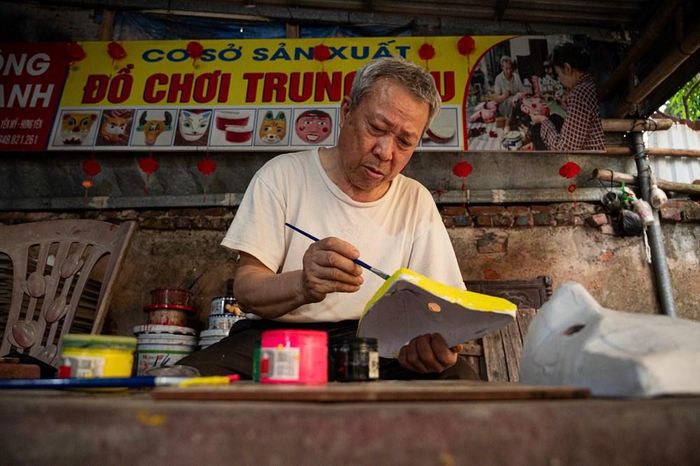 Đây là công đoạn quan trọng nhất. Dưới bàn tay nghệ nhân, những nét vẽ dứt khoát dần hiện ra, tạo nên thần thái cho chiếc mặt nạ