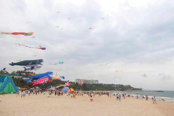 Hàng nghìn du khách cùng hòa mình vào lễ hội thả diều - Hello Sunny chào hè 2026 tại vùng biển Mũi Né, Lâm Đồng. Ảnh: Nguyễn Thanh - TTXVN