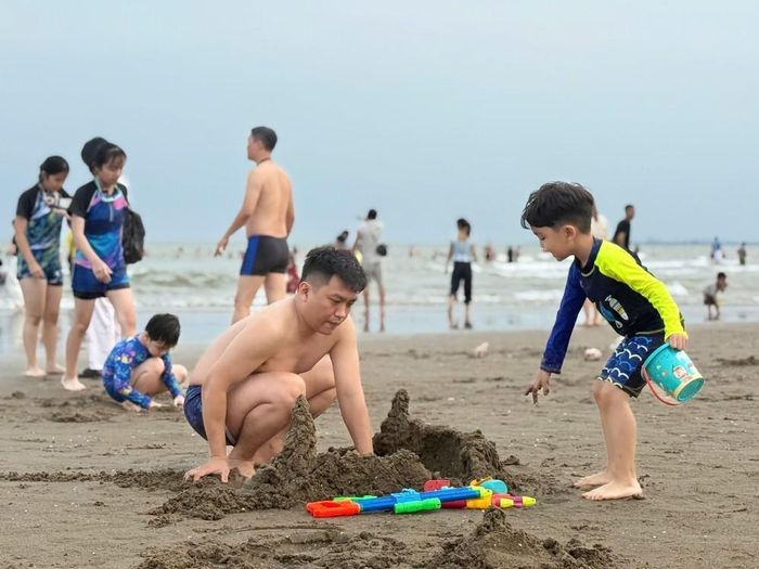 Du khách tận hưởng ngày nghỉ đầu tiên rất thú vị vì dịch vụ tại Hải Tiến khá tốt, giá cả niêm yết rõ ràng, người dân thân thiện, hòa nhã... Ảnh: Hoa Mai - TTXVN