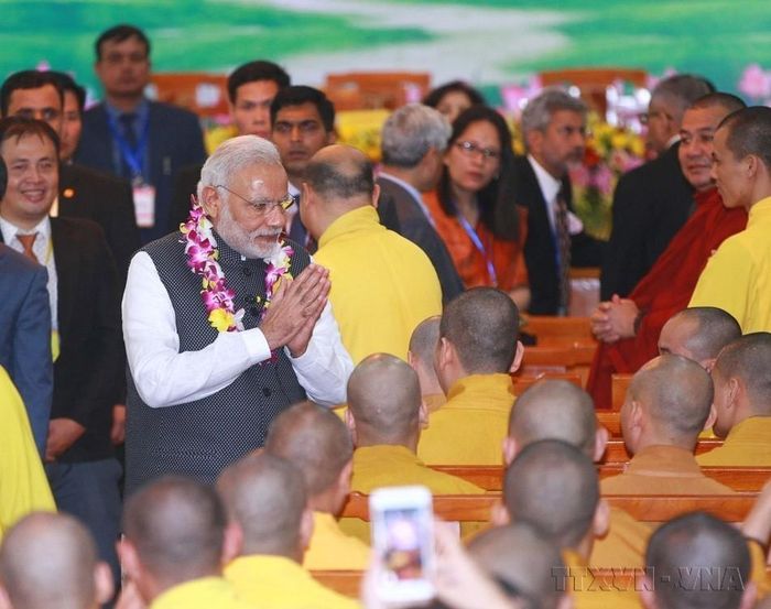 Thủ tướng Ấn Độ Narendra Modi thăm Giáo hội Phật giáo Việt Nam, chùa Quán Sứ (Hà Nội, 3/9/2016)