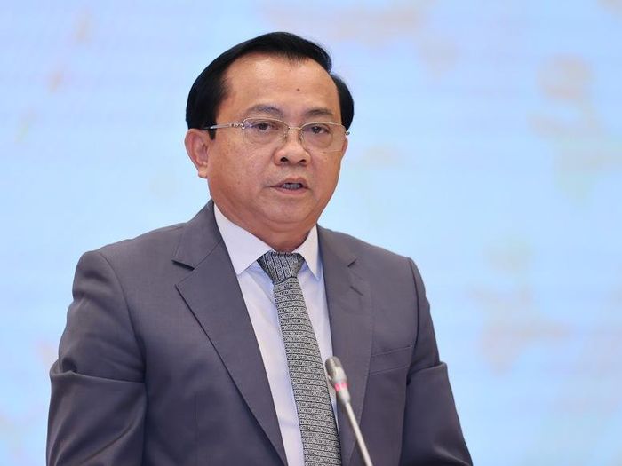 Thứ trưởng Bộ Tài chính Lê Tấn Cận trả lời câu hỏi của báo chí - Ảnh: VGP/Nhật Bắc