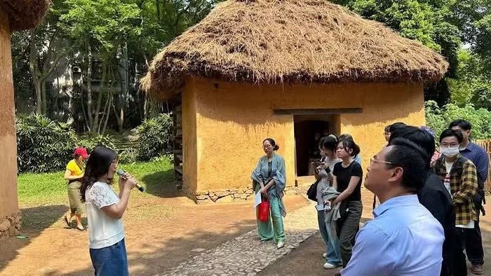 Du khách tham quan nhà người Hà Nhì tại Bảo tàng Dân tộc học Việt Nam. (Ảnh: THANH DUNG)