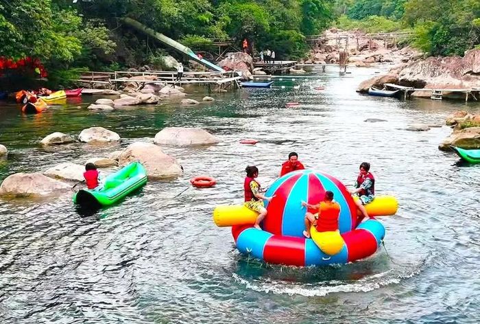 Chơi các trò thể thao dưới nước ở Phong Nha-Kẻ Bàng.