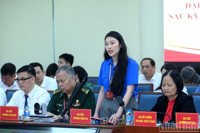 Cử tri phường Đống Đa phát biểu nêu các kiến nghị với các đại biểu Quốc hội.