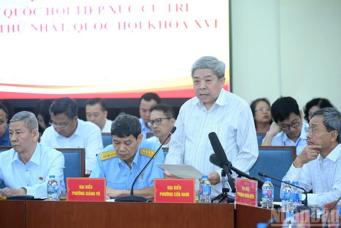 Cử tri phường Cửa Nam phát biểu nêu các kiến nghị với các đại biểu Quốc hội.