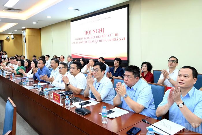 Các đại biểu và cử tri tham dự Hội nghị.