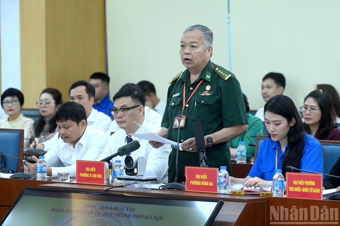 Cử tri phường Ô Chợ Dừa phát biểu nêu các kiến nghị với các đại biểu Quốc hội.