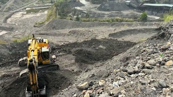 Công ty Than Thống Nhất thi công tuyến thoát nước phòng chống mưa bão tại kho than MB+110.