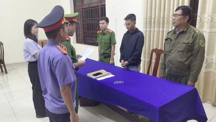 Văn phòng Cơ quan Cảnh sát điều tra, Công an thành phố Đà Nẵng đọc Quyết định khởi tố vụ án, khởi tố bị can và Lệnh bắt bị can để tạm giam đối với Võ Nguyễn Duy An. (Ảnh: Công an cung cấp)