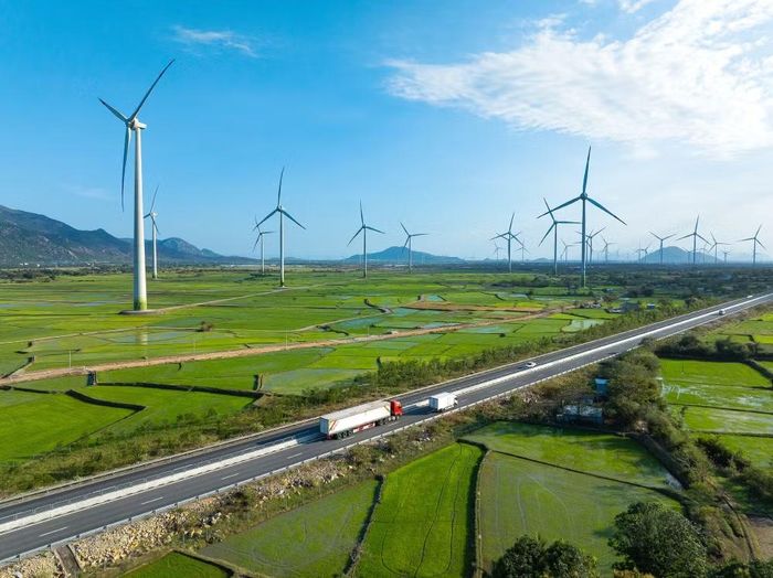 Với hệ thống các nhà gió-điện mặt trời, LNG và tiếp theo là khu công nghiệp xanh, hiện đại, tạo động lực thúc đẩy cho địa phương.