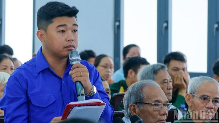 Cử tri kiến nghị tại Hội nghị. (Ảnh: THẾ ANH)