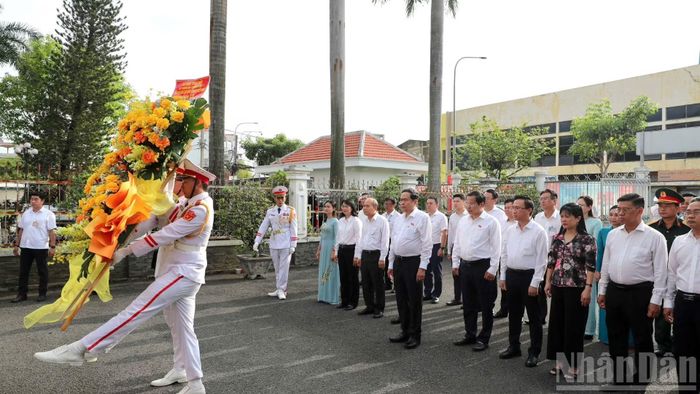 Chủ tịch Quốc hội Trần Thanh Mẫn cùng đoàn công tác đã đến dâng hương, dâng hoa tại Di tích Lịch sử-văn hóa cấp Quốc gia “Địa điểm Dinh quận Hóc Môn”. (Ảnh: THẾ ANH)