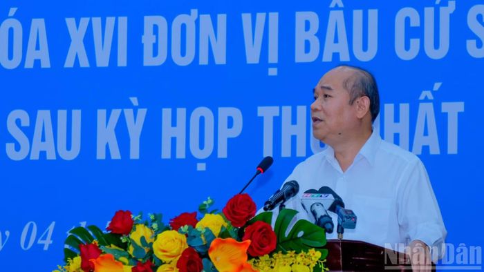 Phó Chủ tịch Ủy ban nhân dân Thành phố Hồ Chí Minh Trần Văn Bảy ghi nhận các ý kiến của cử tri. (Ảnh: THẾ ANH)