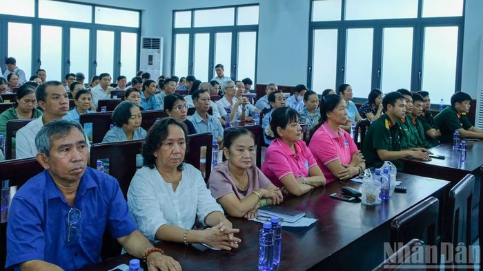 Đông đảo các cử tri tham dự Hội nghị tiếp xúc cử tri tại điểm cầu xã Hóc Môn. (Ảnh: THẾ ANH)