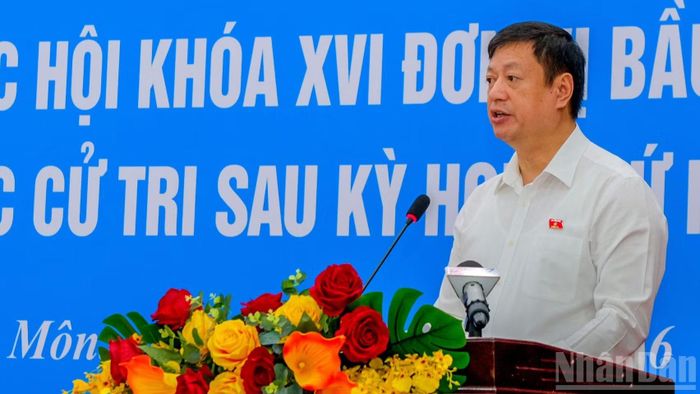 Trung tướng Dương Văn Thăng, Phó Chánh Tòa án nhân dân tối cao, Chánh án Tòa án Quân sự Trung ương báo cáo với cử tri kết quả kỳ họp. (Ảnh: THẾ ANH)