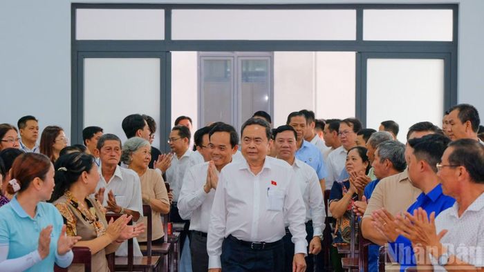 Chủ tịch Quốc hội Trần Thanh Mẫn lắng nghe và ghi nhận các ý kiến của cử tri thành phố đồng thời hứa sẽ chuyển tới các cơ quan chức năng kịp thời. (Ảnh: THẾ ANH)